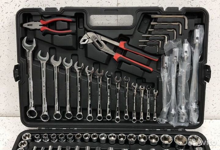 Набор инструментов в чемодане