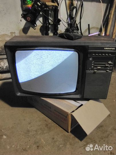 Старинный телевизор изумруд, сделан в стране СССР