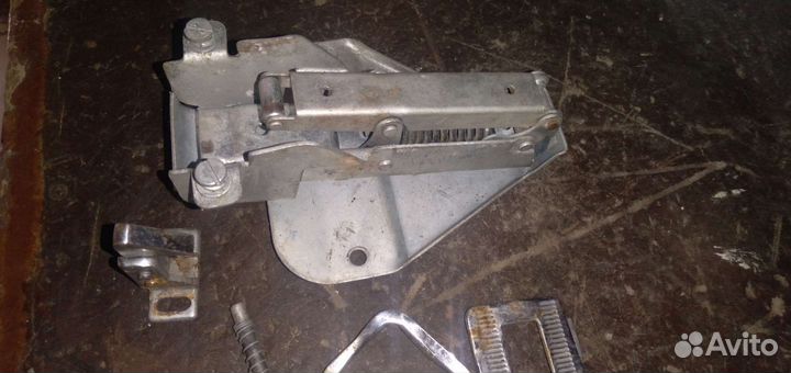 Дверная ручка с замком на холодильник Донбасс 2