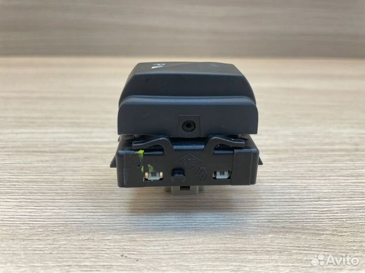 Кнопка парктроника LADA X-Ray