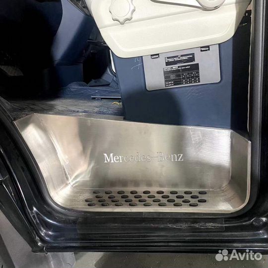 Накладки на пороги с подсветкой Mercedes Sprinter