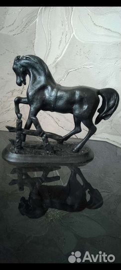 Скульптура из чугуна конь