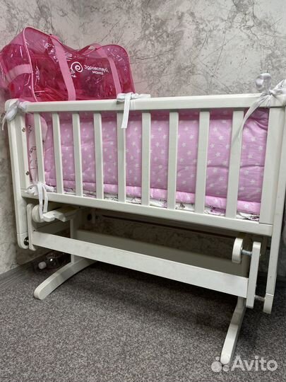 Детская кроватка с маятником