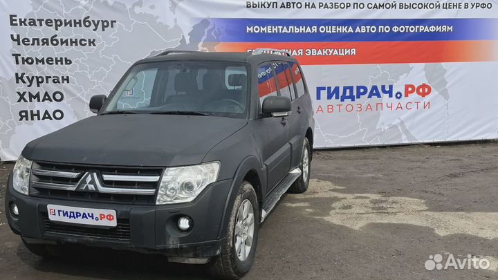 Обшивка багажника Mitsubishi Pajero (V90) MR402032