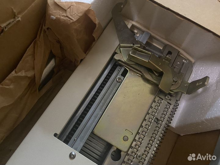 Нижняя (передняя) игольница -фонтура brother KR850