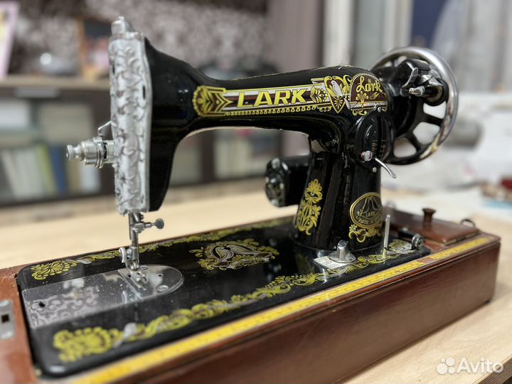 Швейная машина Lark