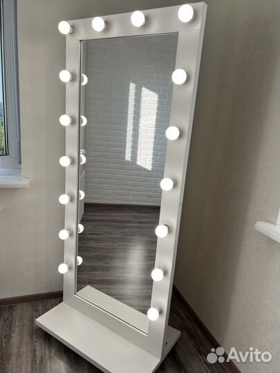Гримерное зеркало с лампочками