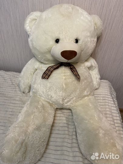 Большой плюшевый медведь