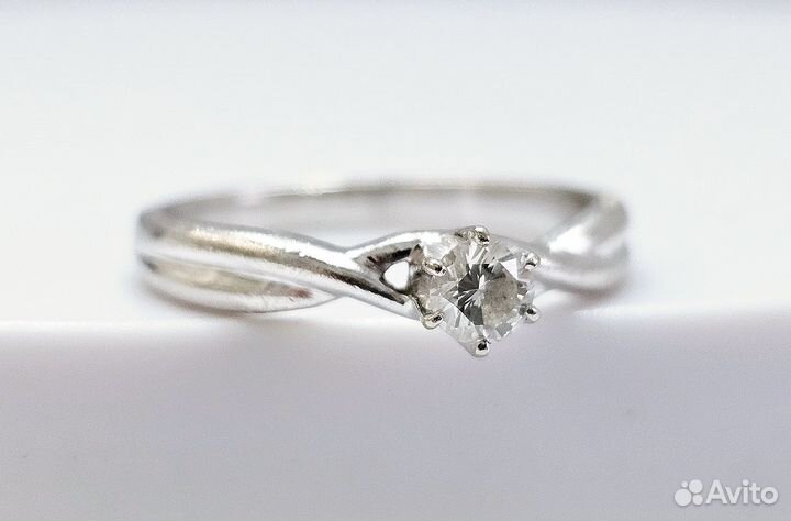 Золотое кольцо с бриллиантом 750 пробы