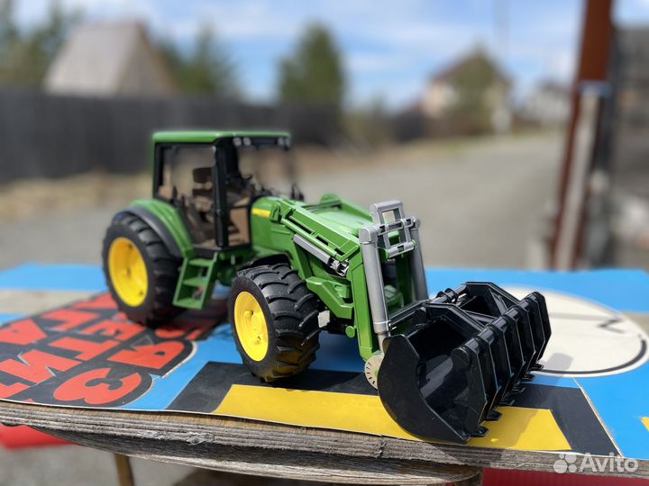 Игрушечный трактор от брудер