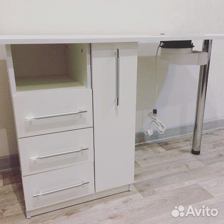 Маникюрный стол