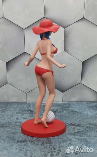 Фигурка девушки