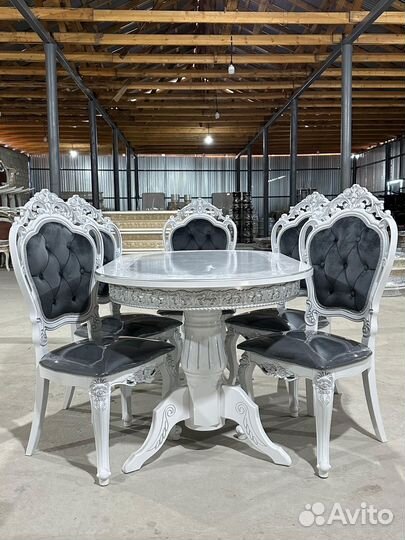 Стол и стулья