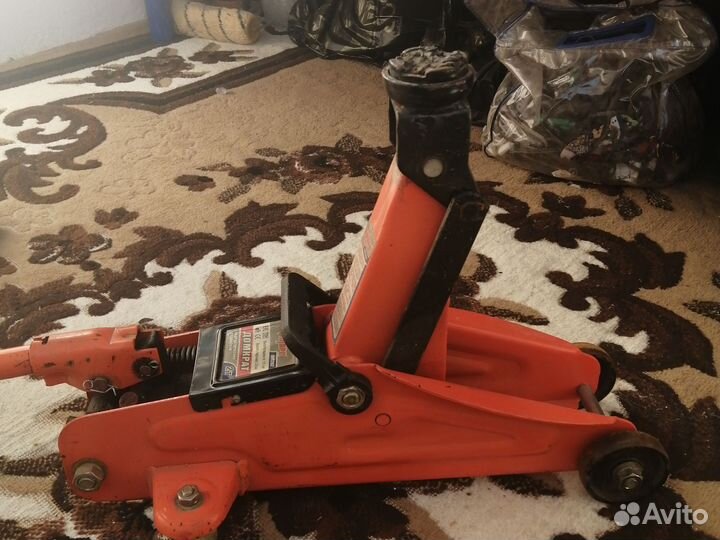 Домкрат гидравлический подкатной