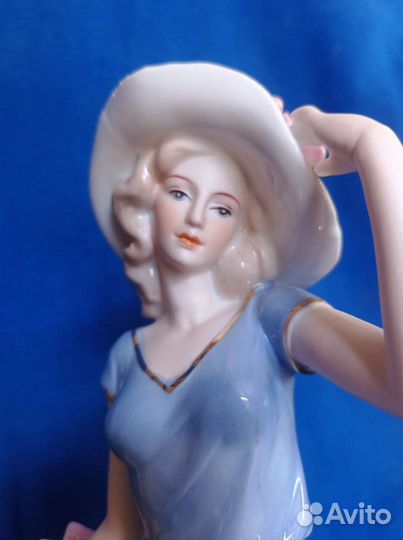 Фарфоровая девушка с корзиной