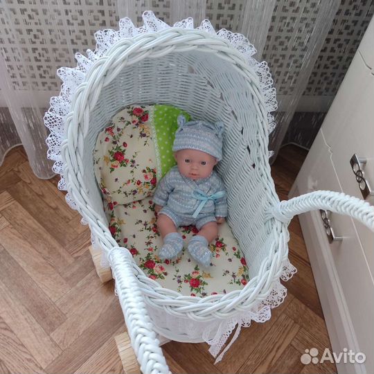 Коляска плетёная для кукол