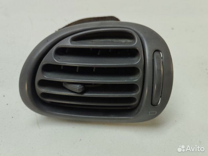 Дефлектор воздушный передний правый Peugeot 206