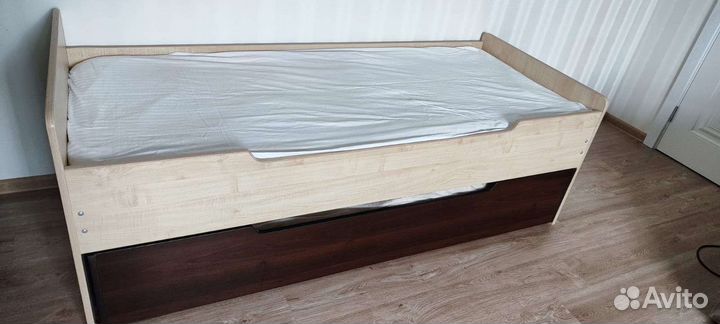 Кровать с нижним выдвижным ящиком