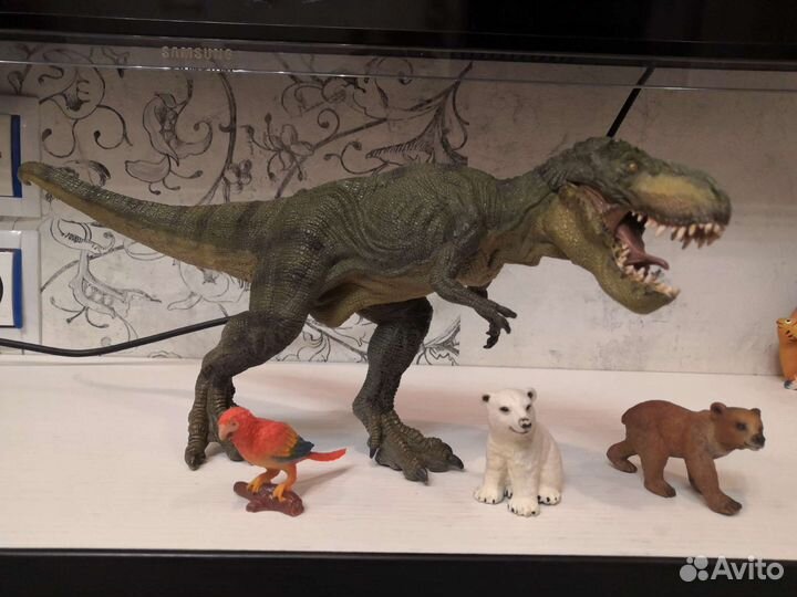 Динозавр, медвежата и попугай