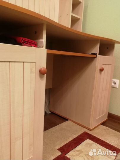 Стол школьный, стенка+стул в подарок