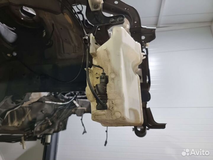 Бочек омывателя в сборе с насосом