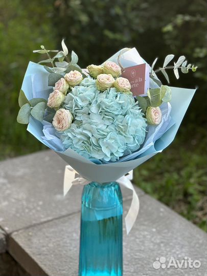 Гортензия, кустовая роза и эвкалипт