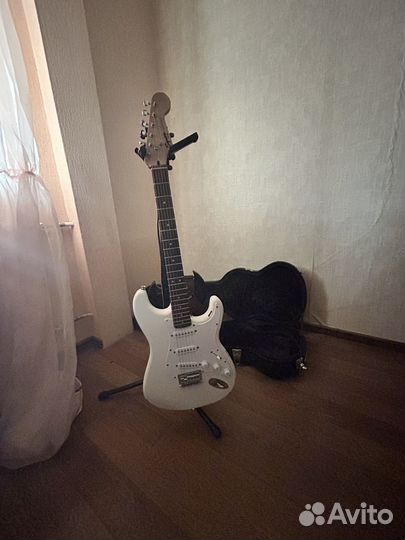 Fender squier stratocaster bullet white (гитара)