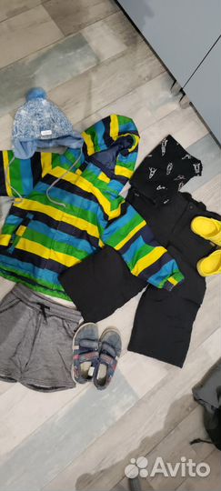 Мальчику пакет отдаю