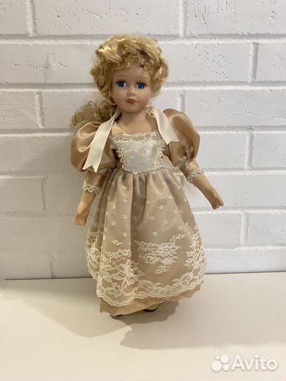 Кукла фарфоровая коллекционная 40см на подставке