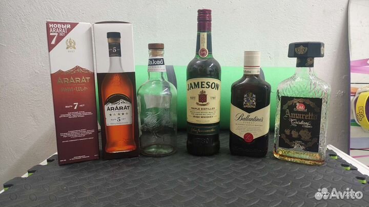 Бутылки и коробки от алкогольных напитков