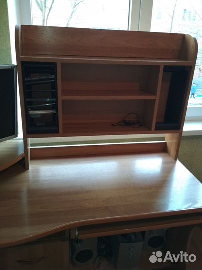 Компьютер и компьютерный стол