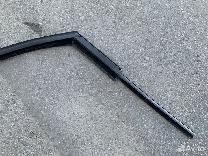 Уплотнитель стекла двери передней правой Golf 7