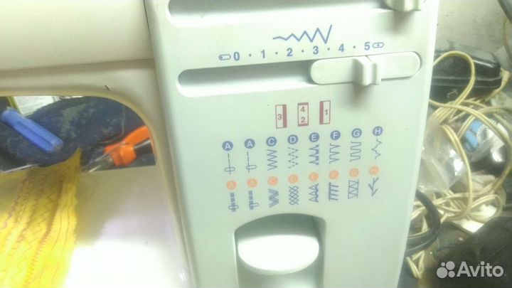 Швейная машина Janome шьёт