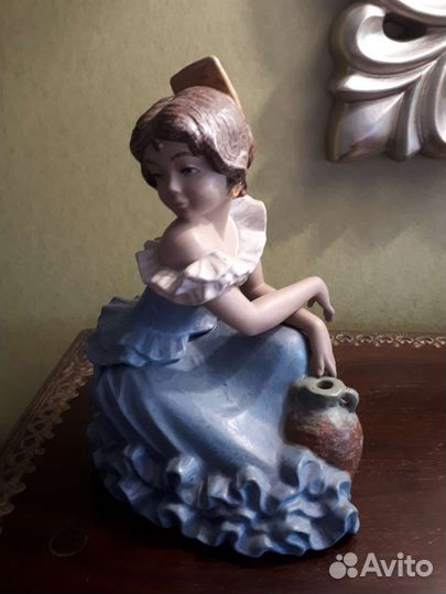Статуэтка девушка с кувшином