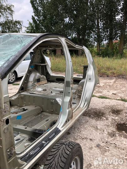 Центральная стойка левая renault sandero 1 1.6 мт