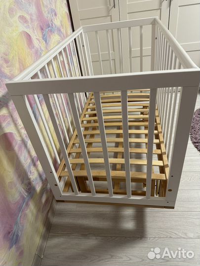 Детская кроватка с маятником