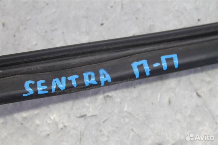 Уплотнитель стекла двери передней правой Nissan S