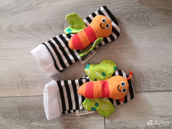 Носочки и браслет для новорожденного