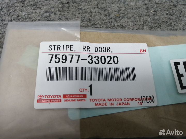 Наклейка задней правой двери 75977-33020 Toyota