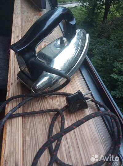 Старинный электрический утюг СССР