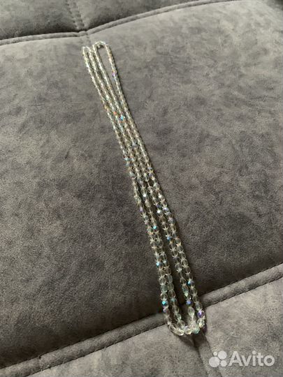 Много уникальной винтажной бижутерии