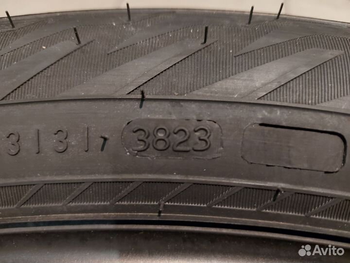 Nokian Tyres Hakkapeliitta R5 SUV 235/50 R21 104R