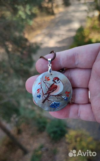 Кулон из перламутра с художественной росписью