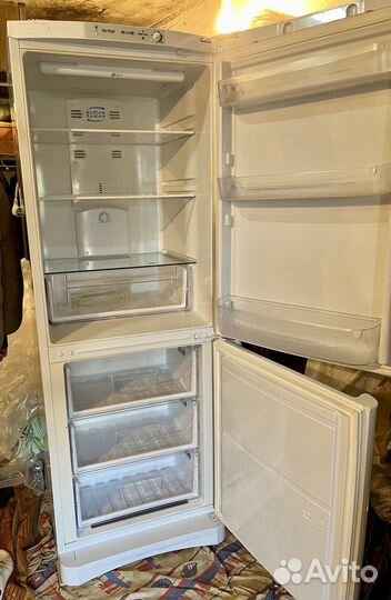 Продается двухкамерный холодильник Indesit