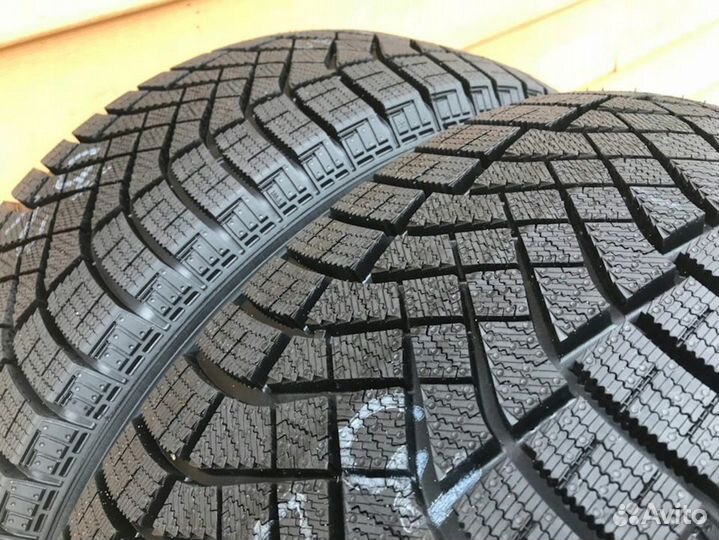 Pirelli Ice Zero FR 245/40 R18 97H