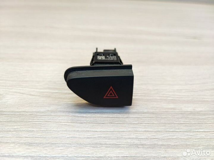 Кнопка аварийной сигнализации LADA X-Ray