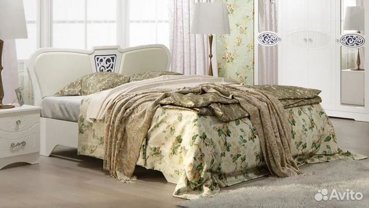 Двуспальная кровать с подъемным механизмом