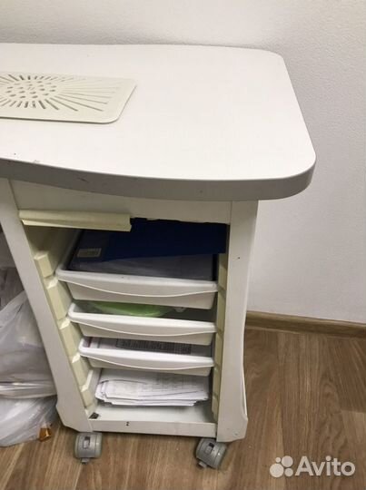 Стол для маникюра с вытяжкой