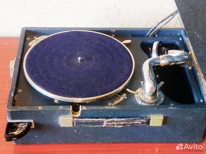 Патефон завода молот (СССР 50-х годов)