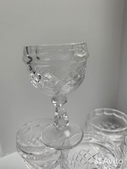 Хрустальные рюмки на ножке